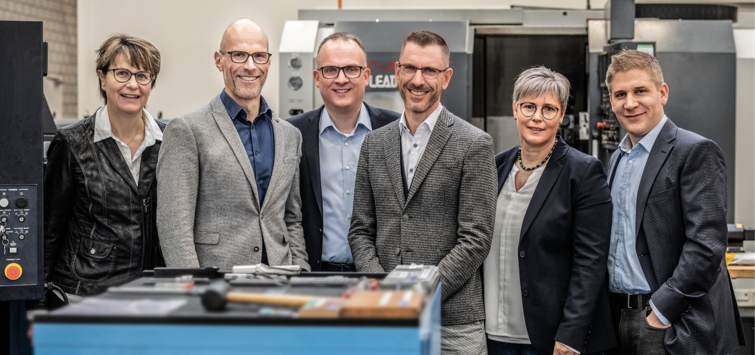 Gruppenbild der Geschäftsleitung der altra schaffhausen. Von links nach rechts: Karin Steinemann, Leiterin Finanzen, Controlling und ICT, Stefan Ege, Leiter Geschützte Arbeitsplätze & Ausbildung, Sven Stückmann, Leiter Marketing, Verkauf & Kommunikation, Alain Thomann, Geschäftsführer, Sonja Anderegg, Leiterin Fachbereich Integration, Wohnen & Beschäftigungsstätte, Dario Cervini, Leiter Industrie.