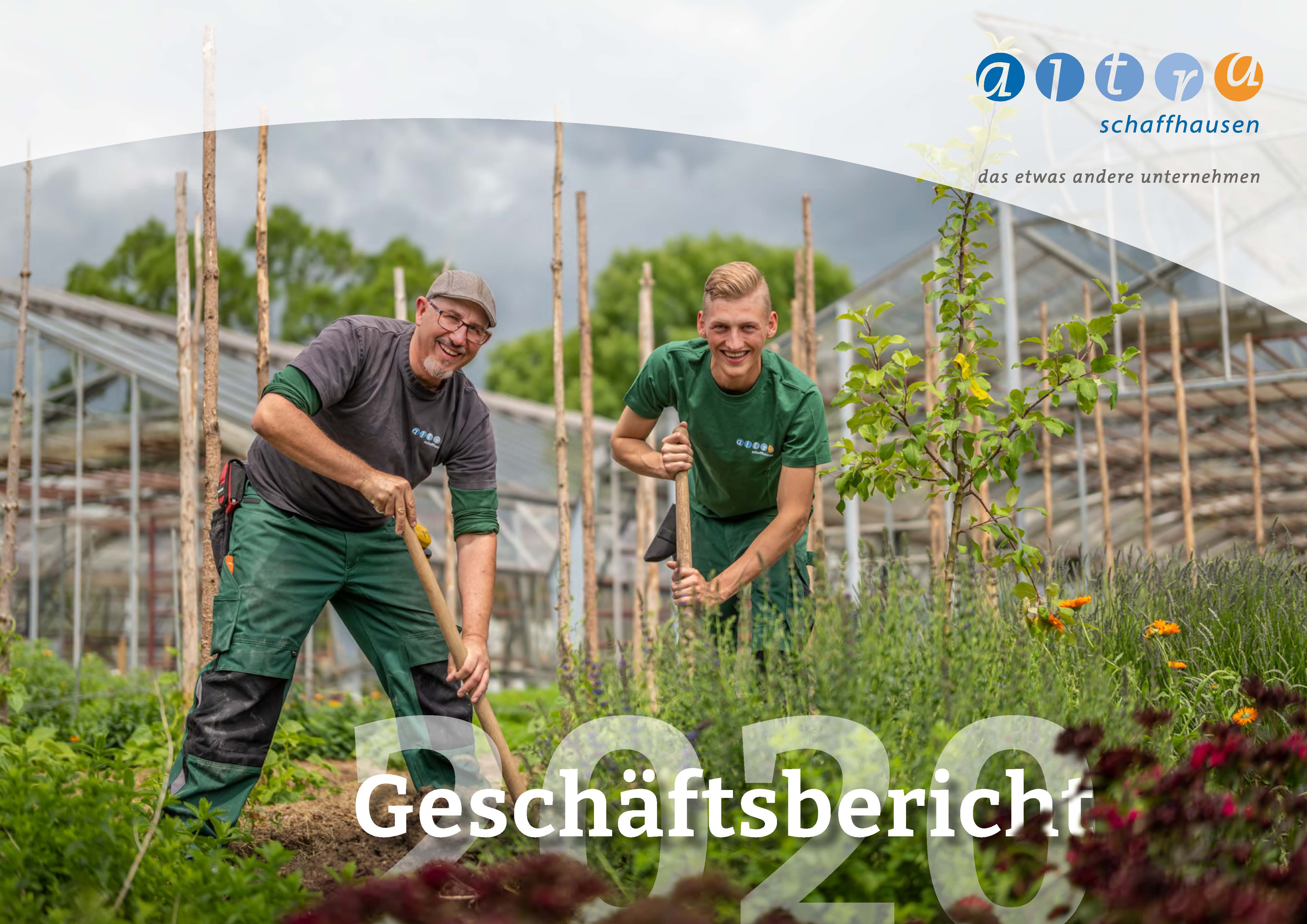 Zwei Gärtner in Arbeitskleidung stechen mit einem Spaten den Boden um und strahlen in die Kamera.