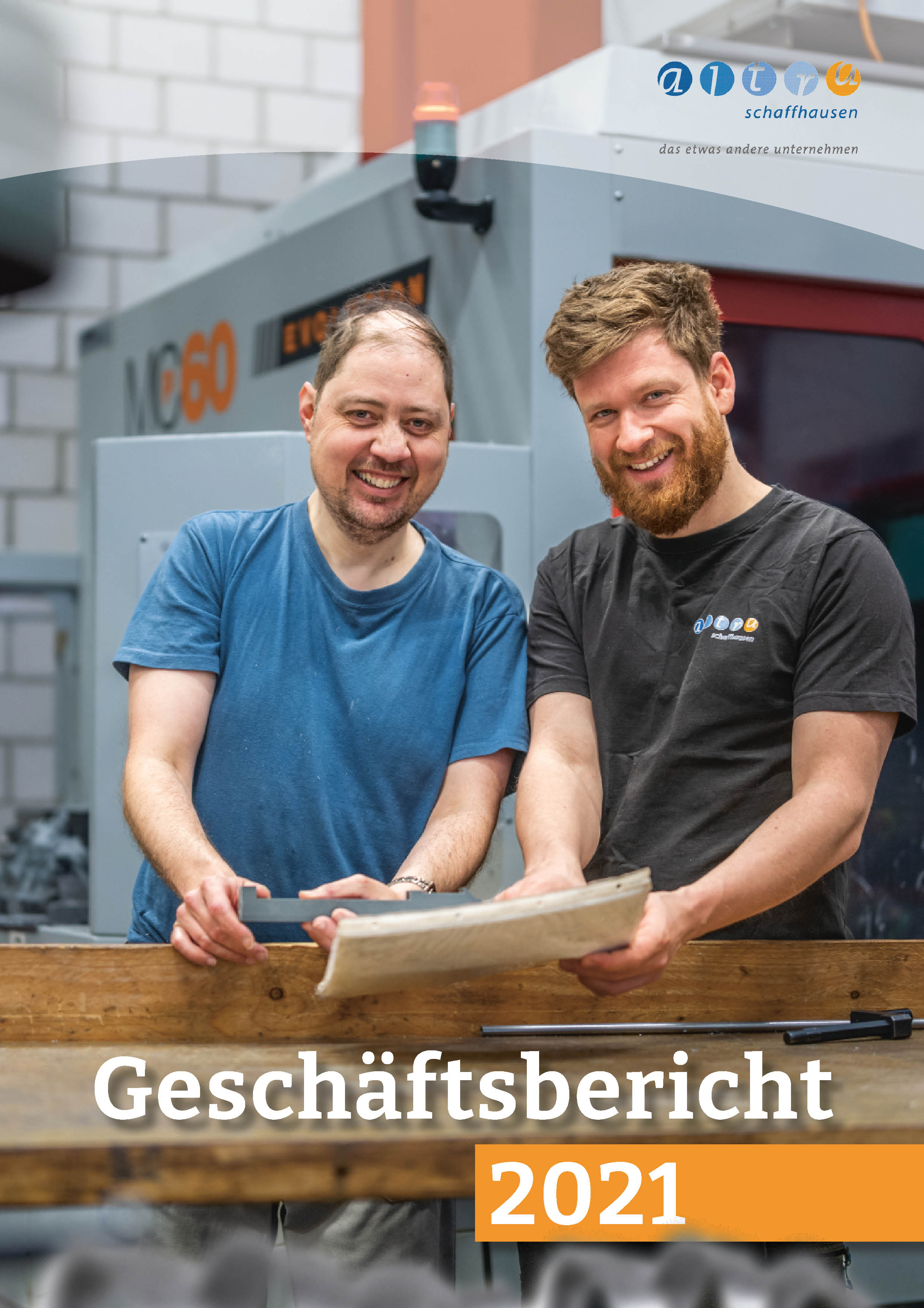 Kletus Rohner und Eric Surber bei der Auftragsübergabe