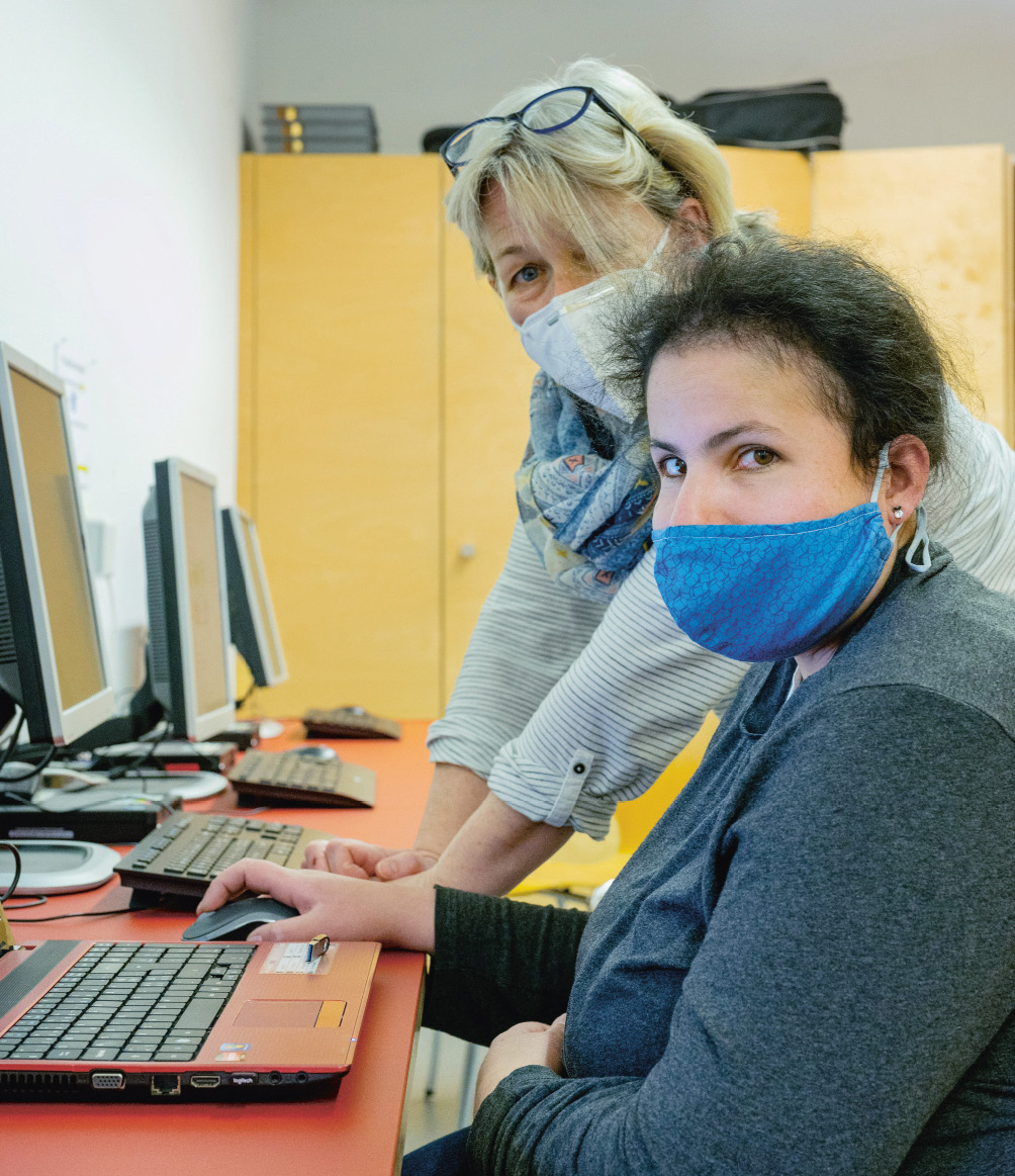 Monika Forter und Samira Mathys in der offenen PC-Stunde