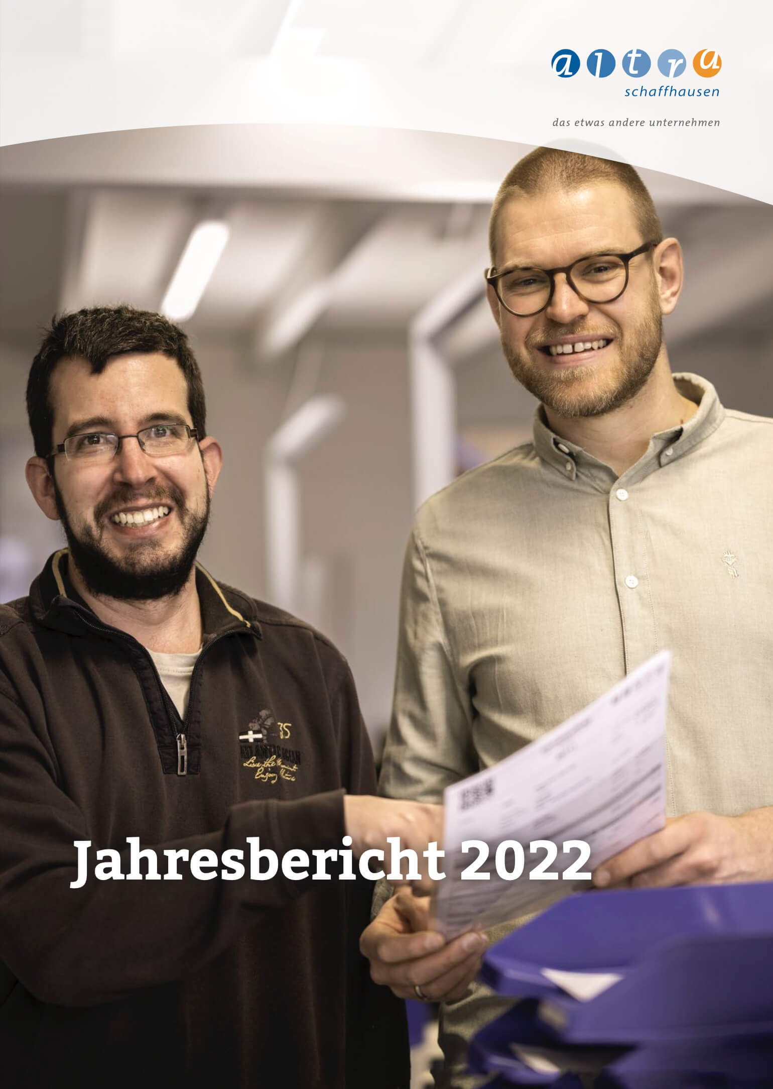 Titelbild des Geschäftsberichtts. Zwei Männer in einem Gebäude der Altra zeigen auf einen Rechnungsbeleg.