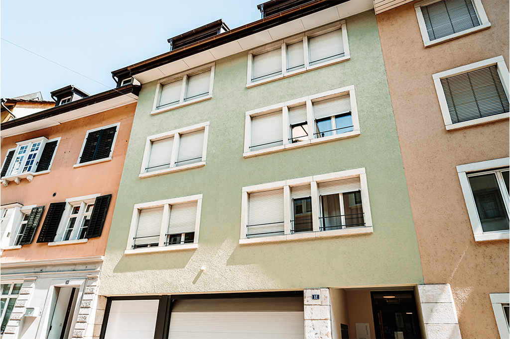 Häuserreihe. Grünes Haus Neustadt.