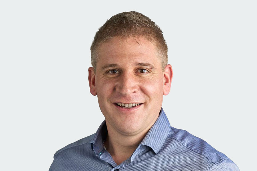 Mann mit blauem Hemd. Sein Name ist Dario Cervini. Er ist der Ansprechpartner für alle Fragen im Bereich Pharma und Medizinprodukte.