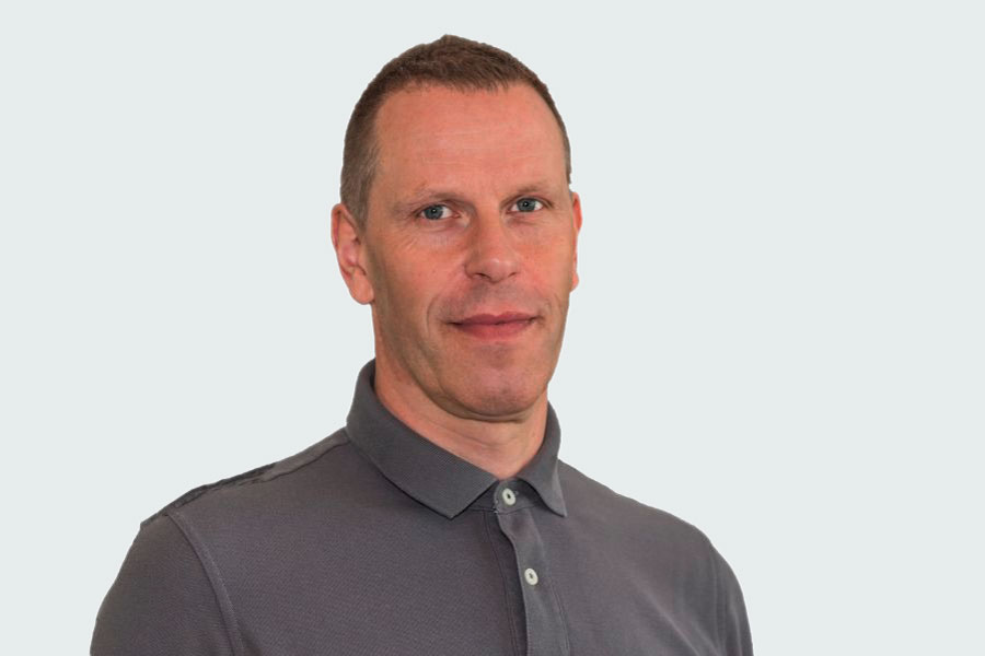 Martin Göllner, Abteilungsleiter Wohnen. Er trägt ein graues Poloshirt.