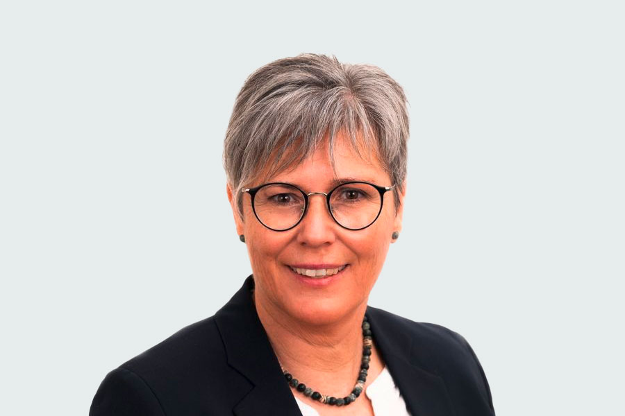 Frau mit weisser Bluse, Brille und dunklem Blazer. Ihr Name ist Sonja Anderegg. Sie ist Bereichsleiterin Integration, Wohnen und soziale Integration.