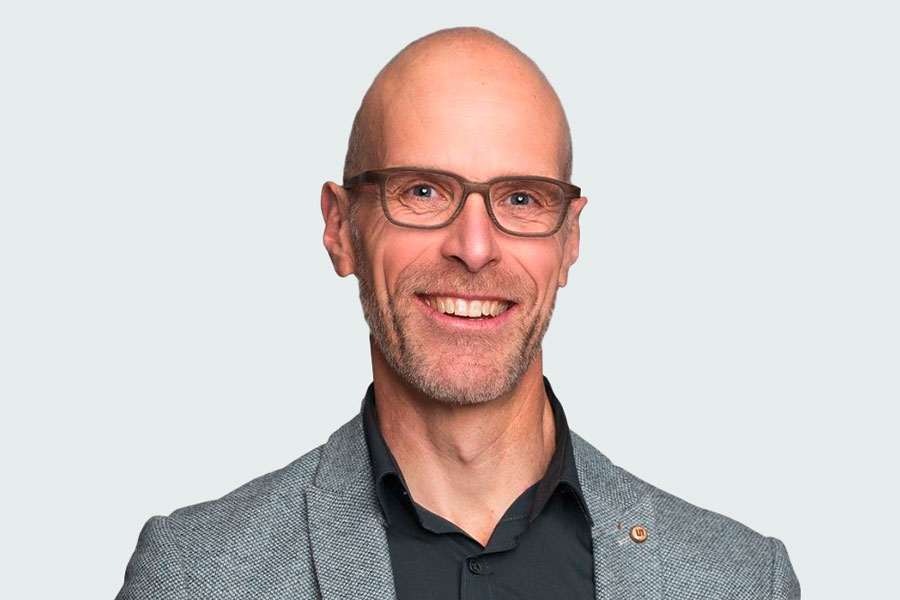 Mann mit dunklem Hemd, Brille und grauem Veston. Sein Name ist Stefan Ege. Er ist Bereichsleiter Geschützte Arbeitsplätze und Ausbildung.