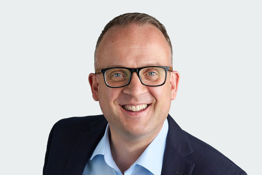 Mann mit hellblauem Hemd, Brille und dunkelblauem Veston. Sein Name ist Sven Stückmann. Er ist Bereichsleiter Marketing, Verkauf & Kommunikation.