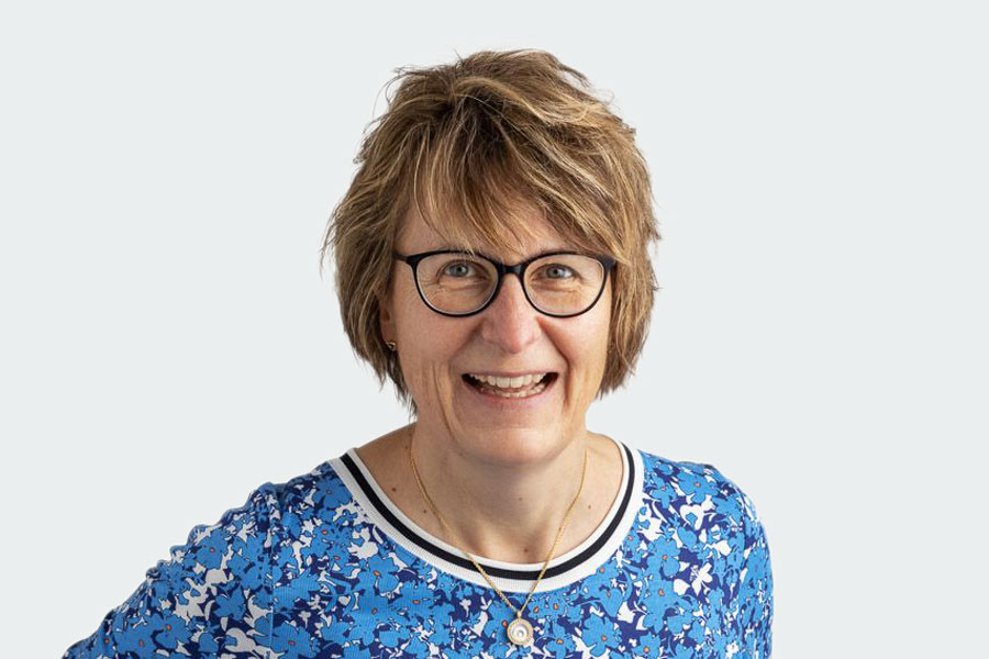 Frau mit blau gemusterter Bluse und Brille. Ihr Name ist Karin Steinemann. Sie ist Bereichsleiterin Finanzen Controlling und ICT.