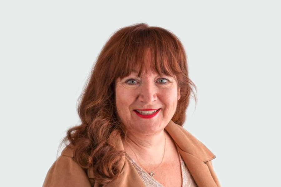 Cornelia Conti, Abteilungsleiterin Werken. Sie trägt ein braunes Shirt und eine braune Jacke.