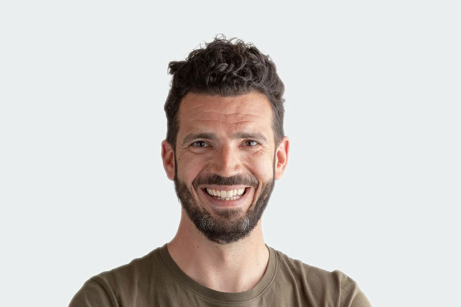 Roman Wipf, Gruppenleiter Schreinerei. Er trägt ein braunes T-Shirt und einen Vollbart.