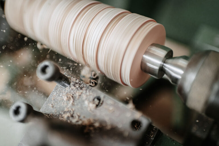 Production picture from the carpenter's workshop, where a spindle and wood chips can be seen.